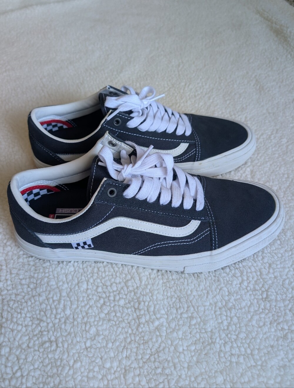 LIKE NEW Vans Old Skool Skate Shoes with popcush soles